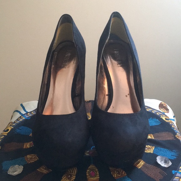 Forever 21 Black Velvet Pumps, Close-toe - Picture 5 of 5